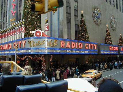Queue outside Radio City<br>Location: <a href="https://www.google.com/maps/search/?api=1&query=40.75987,-73.98041" target="_new">New York City Tour, 6th Ave and West 50th St</a>